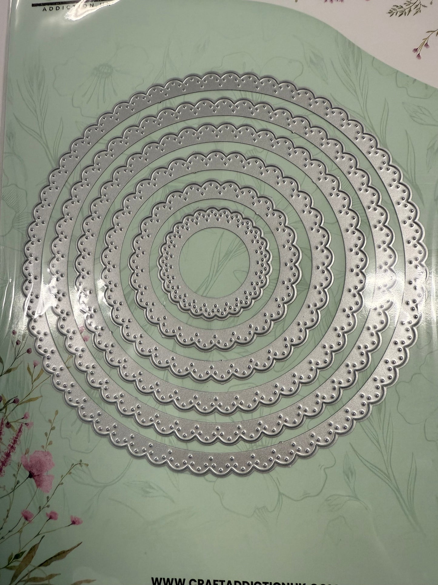 Fancy Scallop Circle Dies